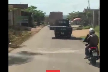 Rợn người xe tải chở cửa sắt sắc bén chạy trên đường cực nguy hiểm