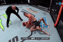 Đấm như "giã chày", võ sĩ khiến đối thủ nằm im trên sàn