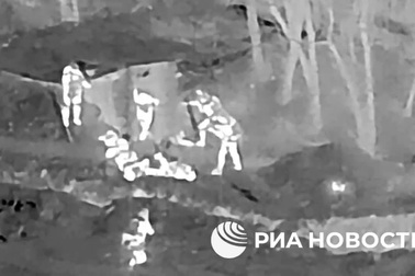 Tập đoàn quân xe tăng số 1 Nga bắt giữ tù binh Ukraine ở Kharkov