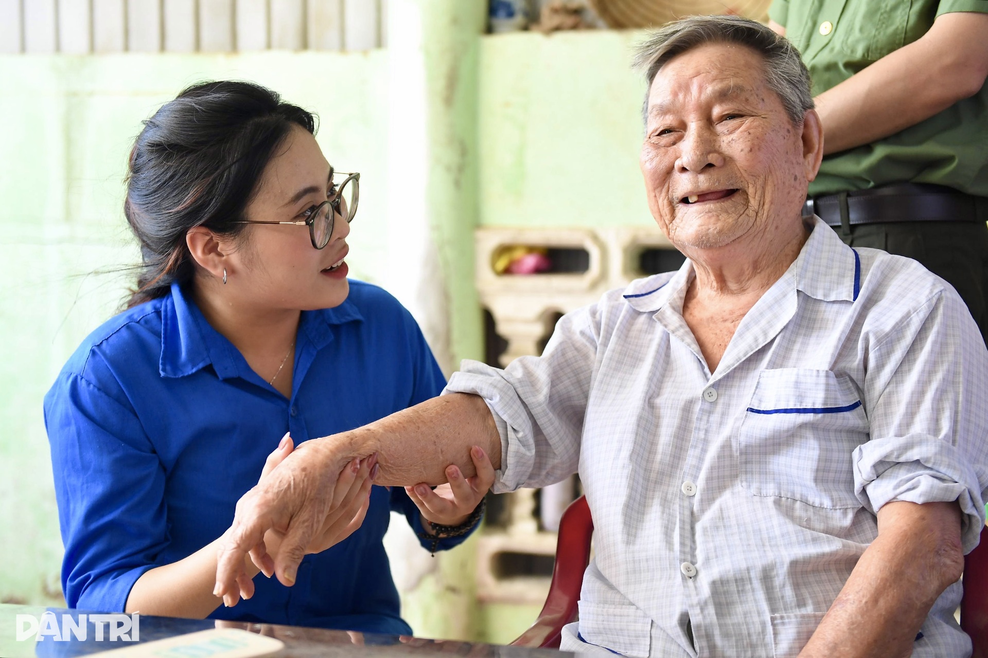 Khám bệnh tận nhà những nhân chứng mang thương tích chiến tranh - 11 Khám bệnh tận nhà những nhân chứng mang thương tích chiến tranh - 11