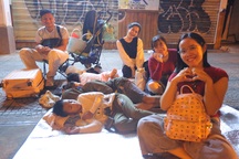 Cha mẹ dẫn con nhỏ ngủ xuyên đêm trên vỉa hè ở TPHCM chờ xem diễu binh