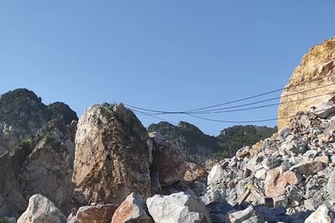 Bị tảng đá lớn lăn vào người, một công nhân tử nạn