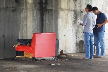 Nam thanh niên nằm chết dưới dạ cầu, miệng đầy máu