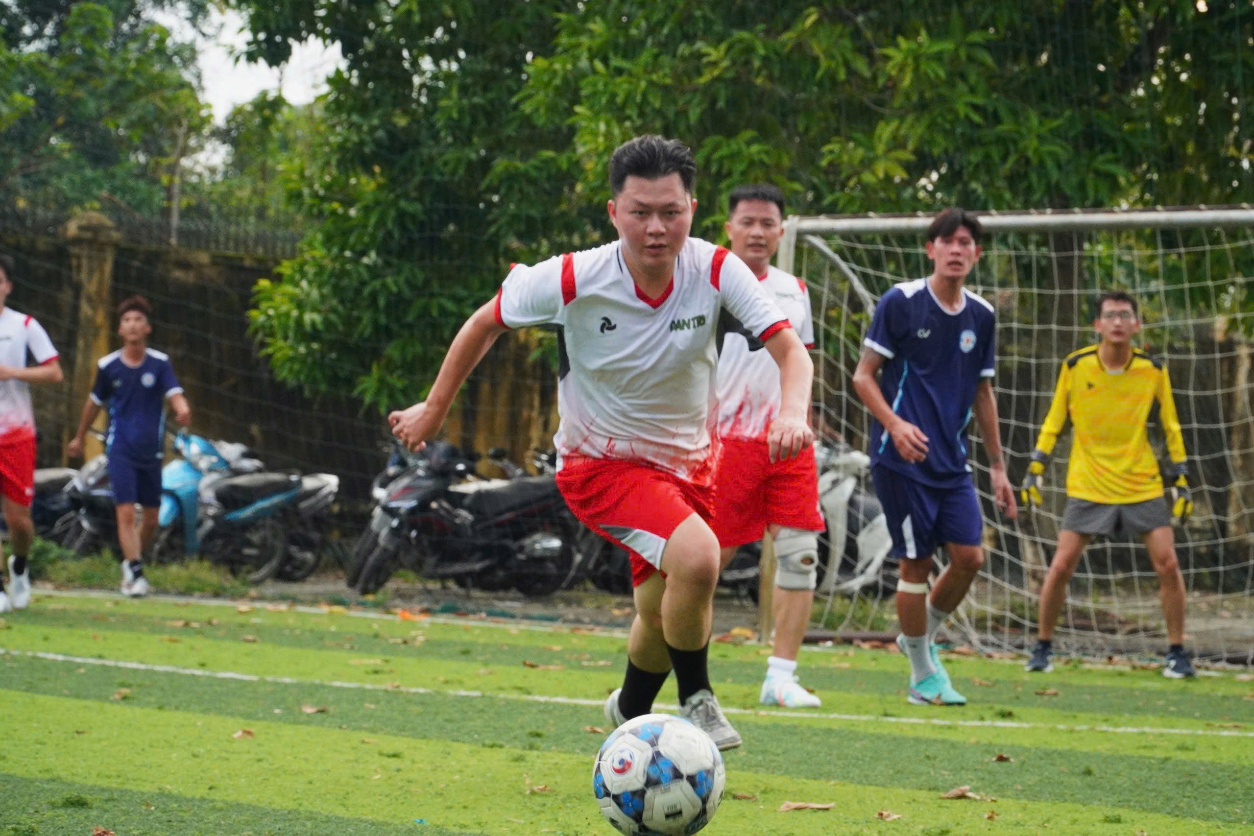 एफसी डैन ट्राई 1 जीत और 1 ड्रॉ के बाद तालिका में शीर्ष पर है - 1 FC Dân trí dẫn đầu bảng đấu sau 1 chiến thắng và 1 trận hòa - 1
