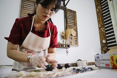 Cô gái 9x bỏ việc ở ngân hàng đi bán bánh ngọt