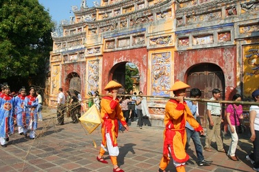 Lễ hạ nêu trong Hoàng cung Huế nhắc người dân đã hết Tết