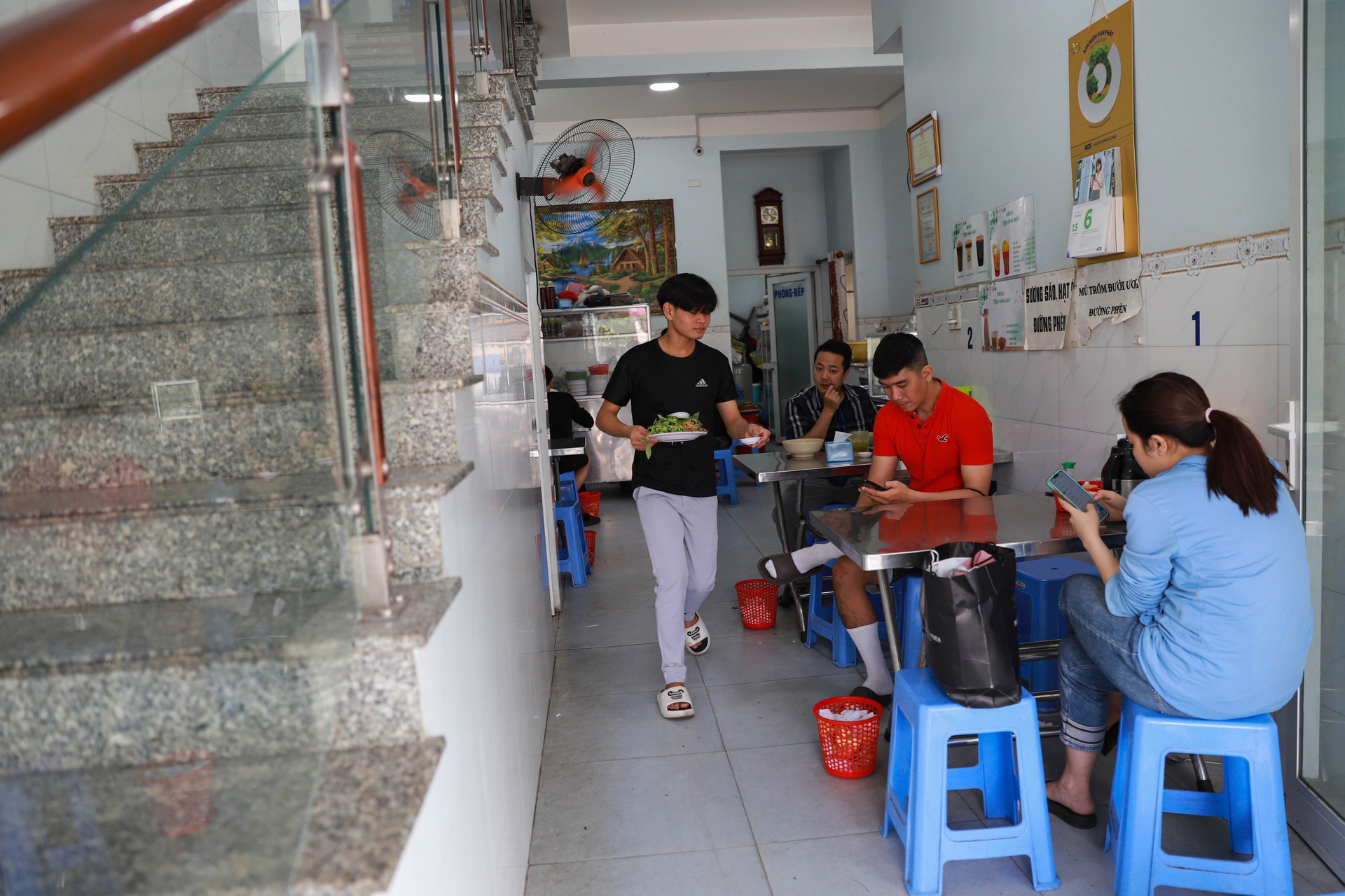 Người đàn ông không vợ, nuôi 70 con dưng thành tài - 2 Người đàn ông không vợ, nuôi 70 con dưng thành tài - 2