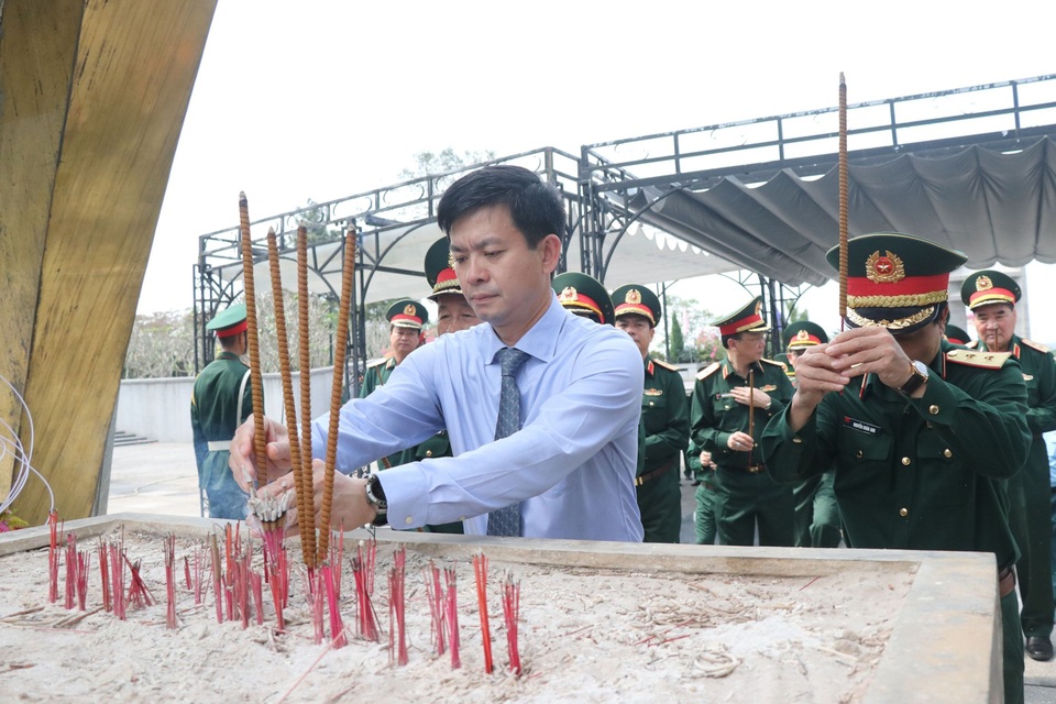 Lãnh đạo Bộ Quốc phòng dâng hương tri ân liệt sĩ tại Quảng Trị - 2 Lãnh đạo Bộ Quốc phòng dâng hương tri ân liệt sĩ tại Quảng Trị - 2