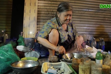 Cụ bà 71 tuổi bán ốc lúc nửa đêm