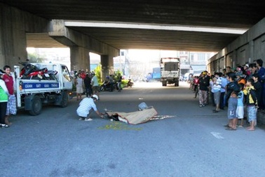 Nữ công nhân chết thảm dưới gầm xe tải