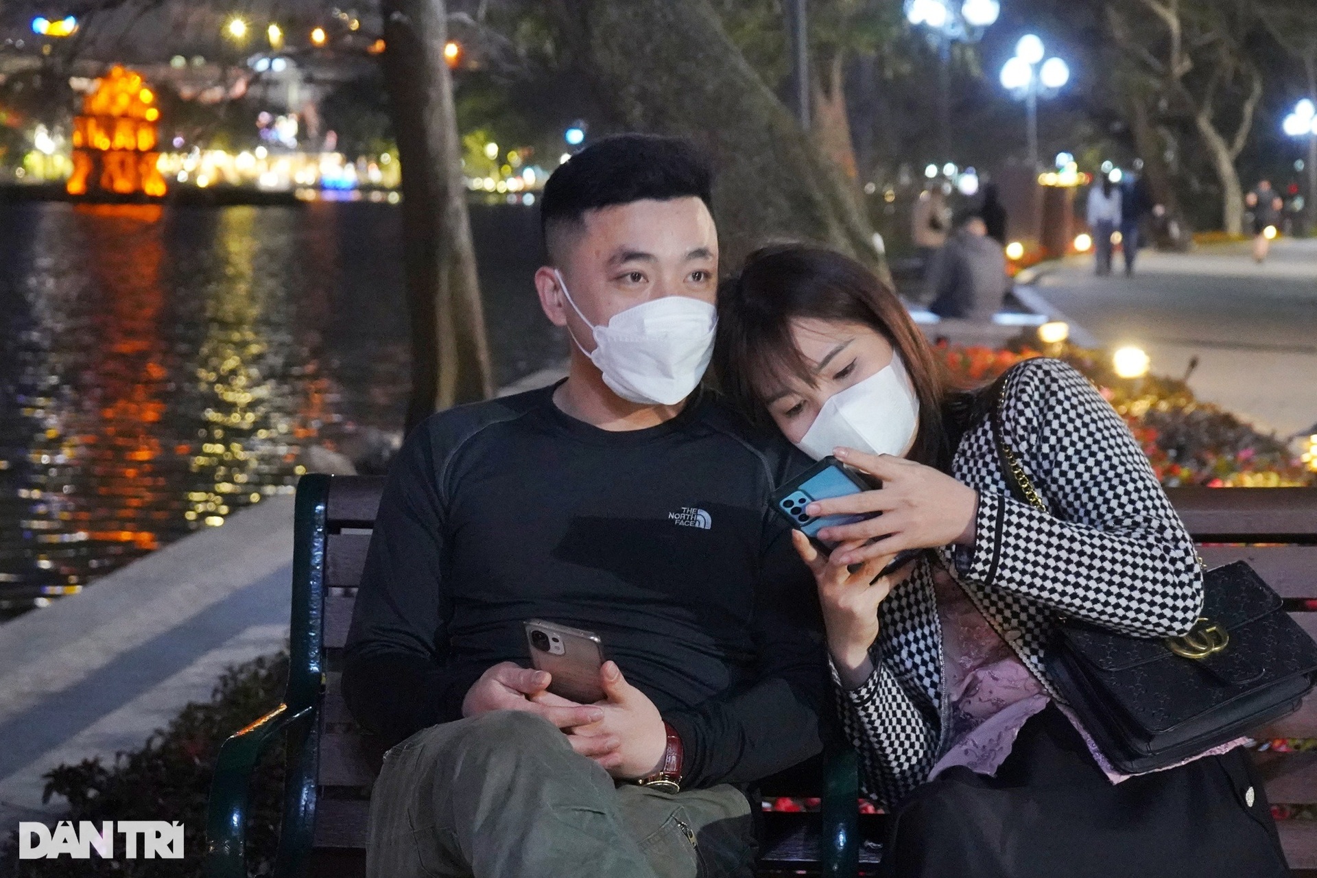 Giới trẻ Hà Nội tình tứ hẹn hò tối 8/3 - 2