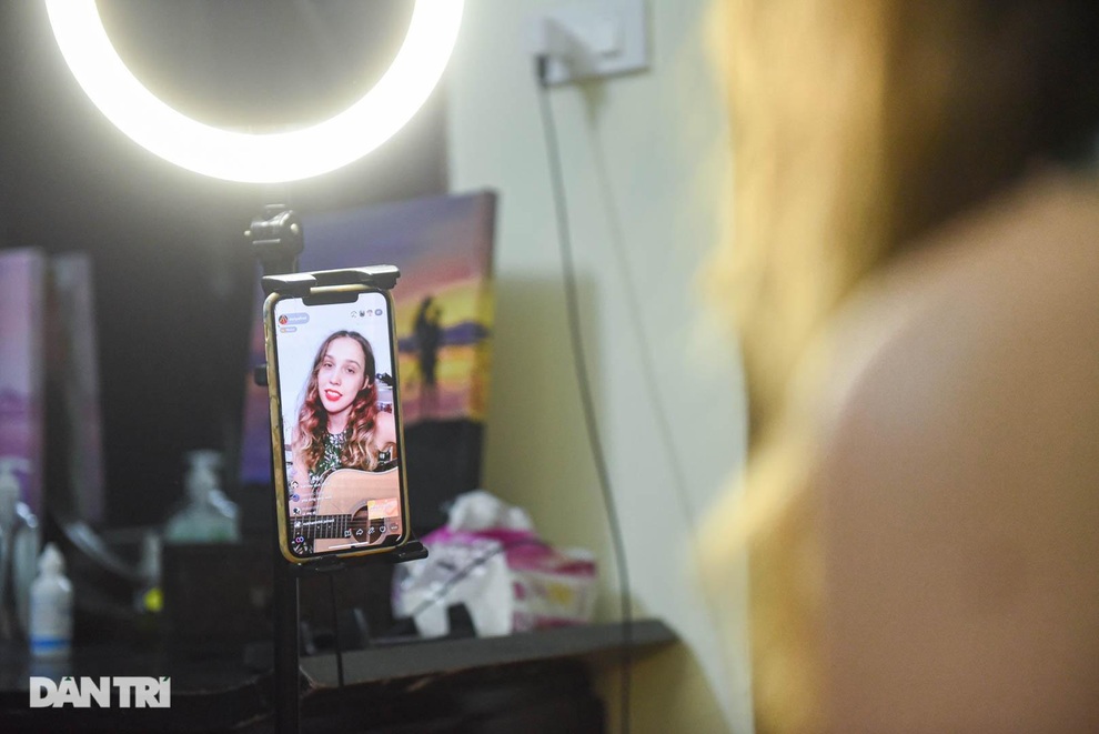 Cô gái Nga say mê tiếng Việt, quay video ẩm thực hút khán giả - 3 Cô gái Nga say mê tiếng Việt, quay video ẩm thực hút khán giả - 3