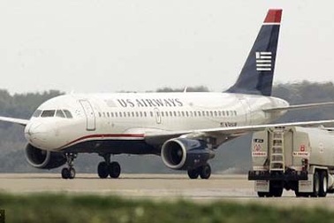 Máy bay Mỹ hạ cánh khẩn vì khí lạ gây nôn ói