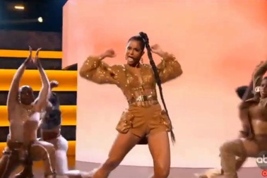 Ciara biểu diễn tại lễ trao giải AMA