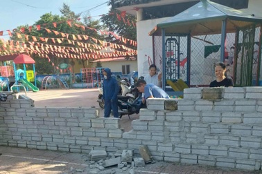 Vụ xây tường rào chắn ngang trường học ở Thanh Hóa: Dân tự nguyện tháo dỡ