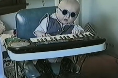 Nhắng nhít những em bé đang bận... làm việc riêng!