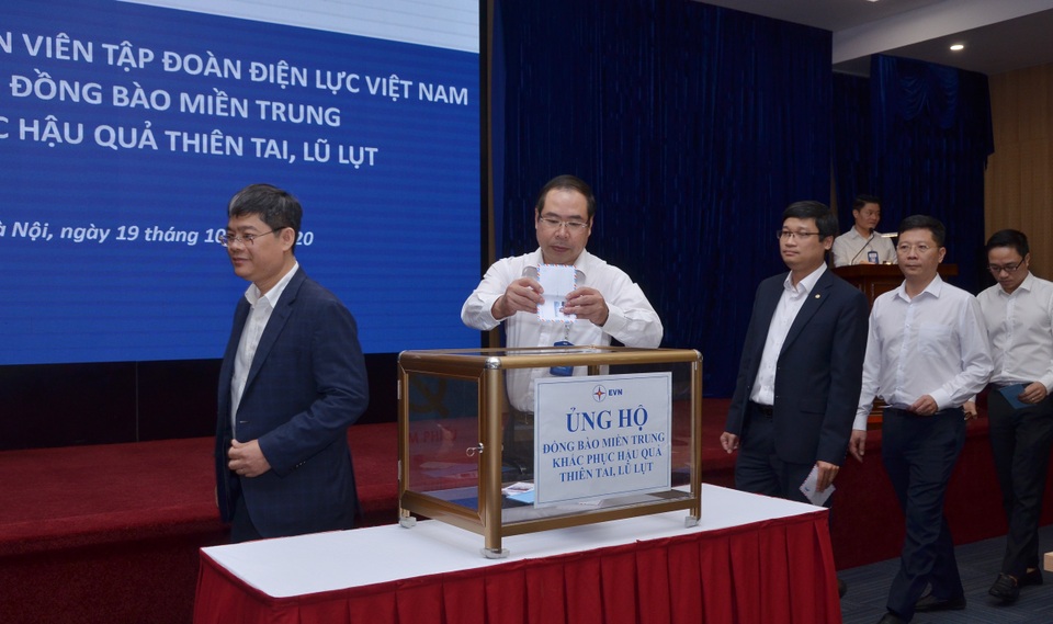 Cán bộ, nhân viên EVN chung tay ủng hộ đồng bào khắc phục hậu quả bão lụt - 2 Cán bộ, nhân viên EVN chung tay ủng hộ đồng bào khắc phục hậu quả bão lụt - 2