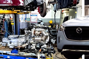 Tự thay dầu cho xe, chủ chiếc Mazda phải trả giá đắt gấp 50 lần