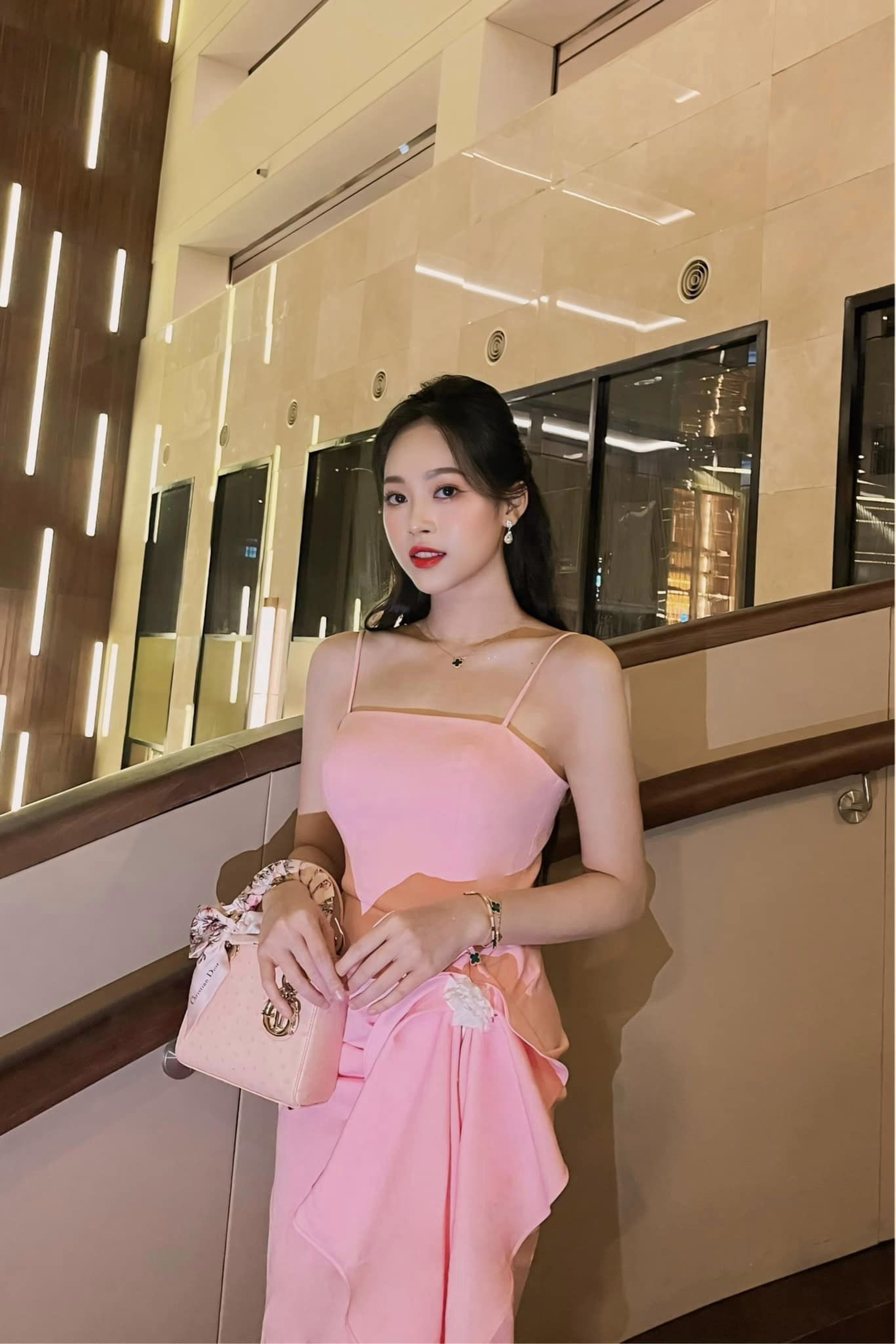 Nhan sắc xinh đẹp của hot girl sinh năm 2002 gây sốt tại lễ tốt nghiệp - 3 Nhan sắc xinh đẹp của hot girl sinh năm 2002 gây sốt tại lễ tốt nghiệp - 3