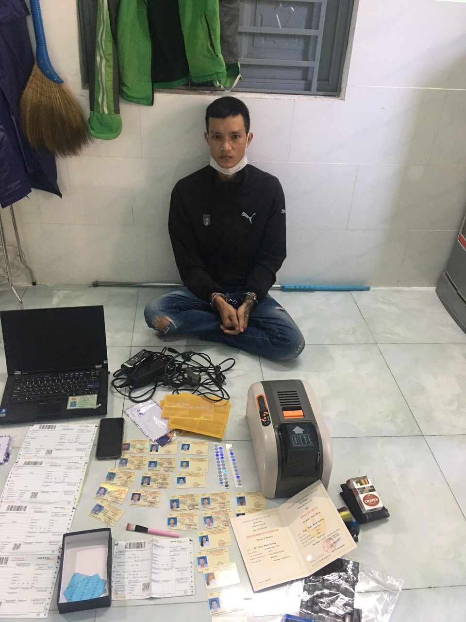 Bắt đối tượng chuyên làm giả giấy phép lái xe - 1 Bắt đối tượng chuyên làm giả giấy phép lái xe - 1