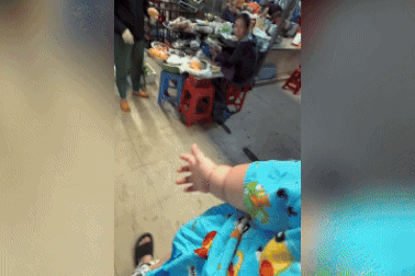 Chợ ế ẩm, tiểu thương vẫn cười lớn vì hành động của bé trai bụ bẫm