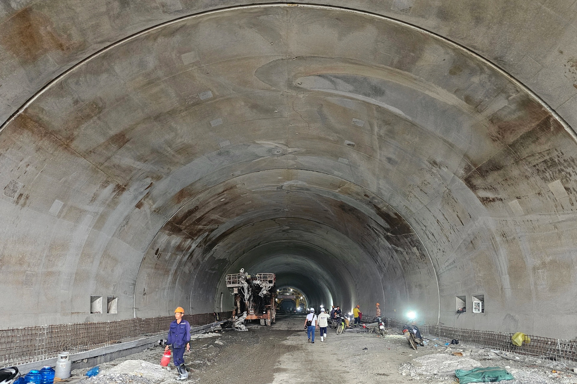 Cảnh thi công hầm duy nhất ở cao tốc Chí Thạnh - Vân Phong vào mùa mưa - 10 Cảnh thi công hầm duy nhất ở cao tốc Chí Thạnh - Vân Phong vào mùa mưa - 10