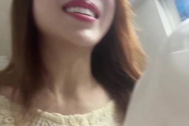 ''Chị đẹp'' Trang Pháp được người dân Hà Nội giúp ủi áo dài diễu hành A80