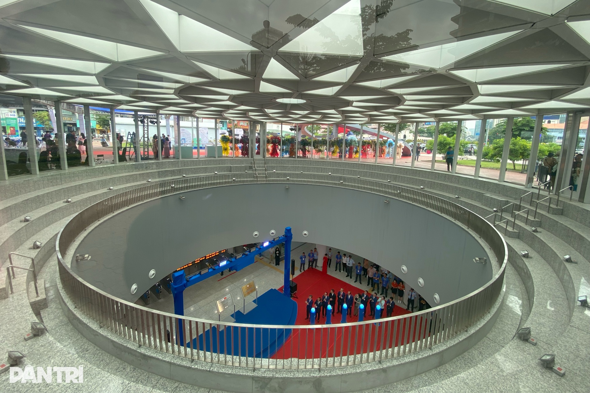 Người dân TPHCM xếp hàng dài đi Metro số 1 trong ngày khánh thành - 15 Người dân TPHCM xếp hàng dài đi Metro số 1 trong ngày khánh thành - 15
