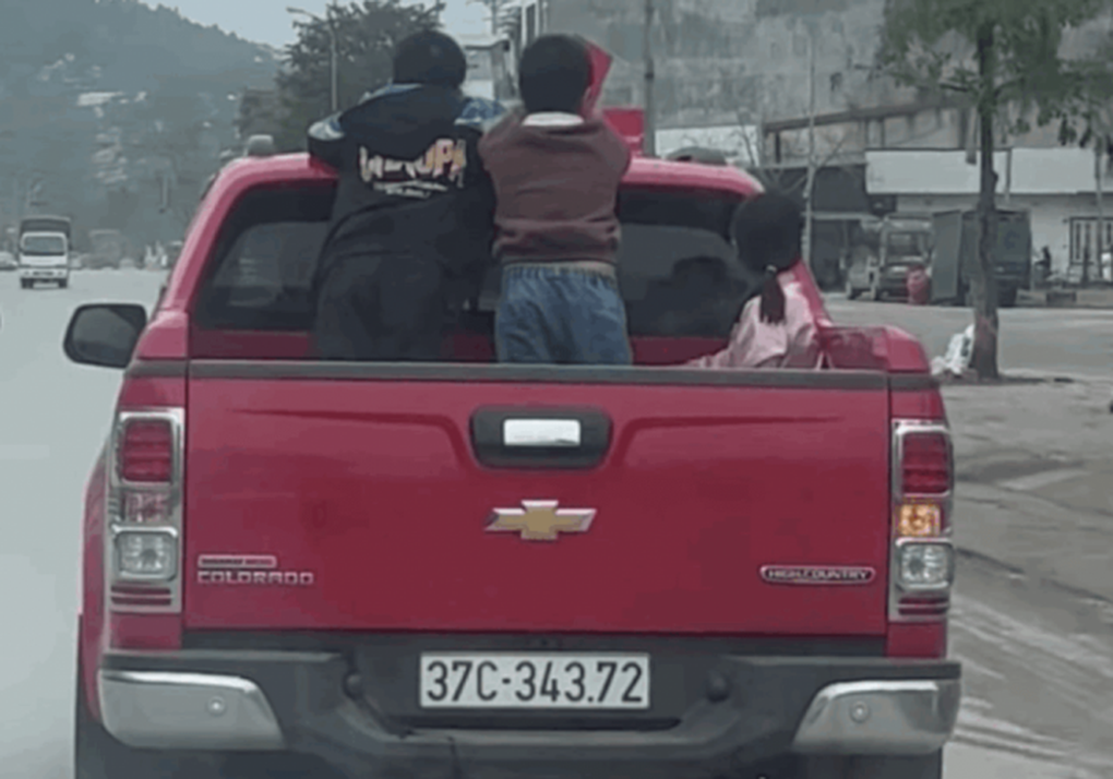 Chở người trên thùng xe chở hàng đúng hay sai? - 1 Chở người trên thùng xe chở hàng đúng hay sai? - 1