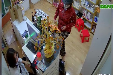 Người phụ nữ dùng chân móc ví trong cửa hàng