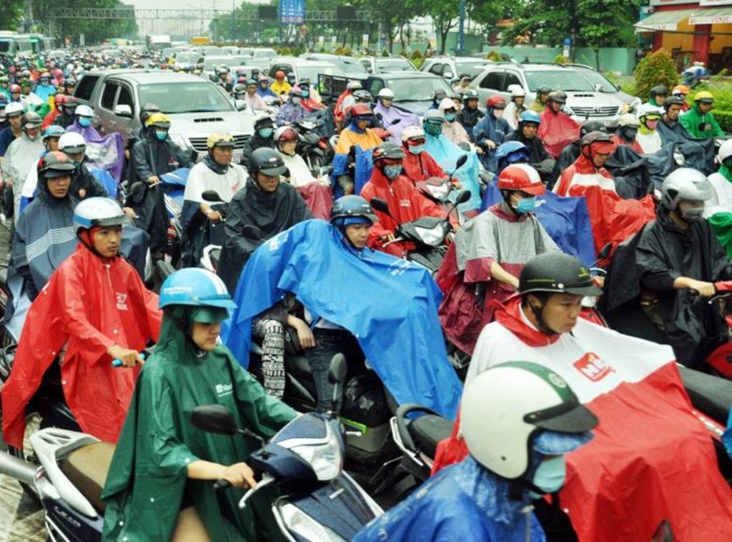Sài Gòn kẹt xe khủng khiếp trong cơn mưa lớn sáng đầu tuần