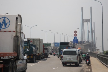 Xe container gặp nạn trên cầu Phú Mỹ, cả ngàn phương tiện “chịu chết”