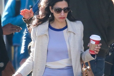 “Con gái thứ hai” của bà Clinton mếu máo trên phố