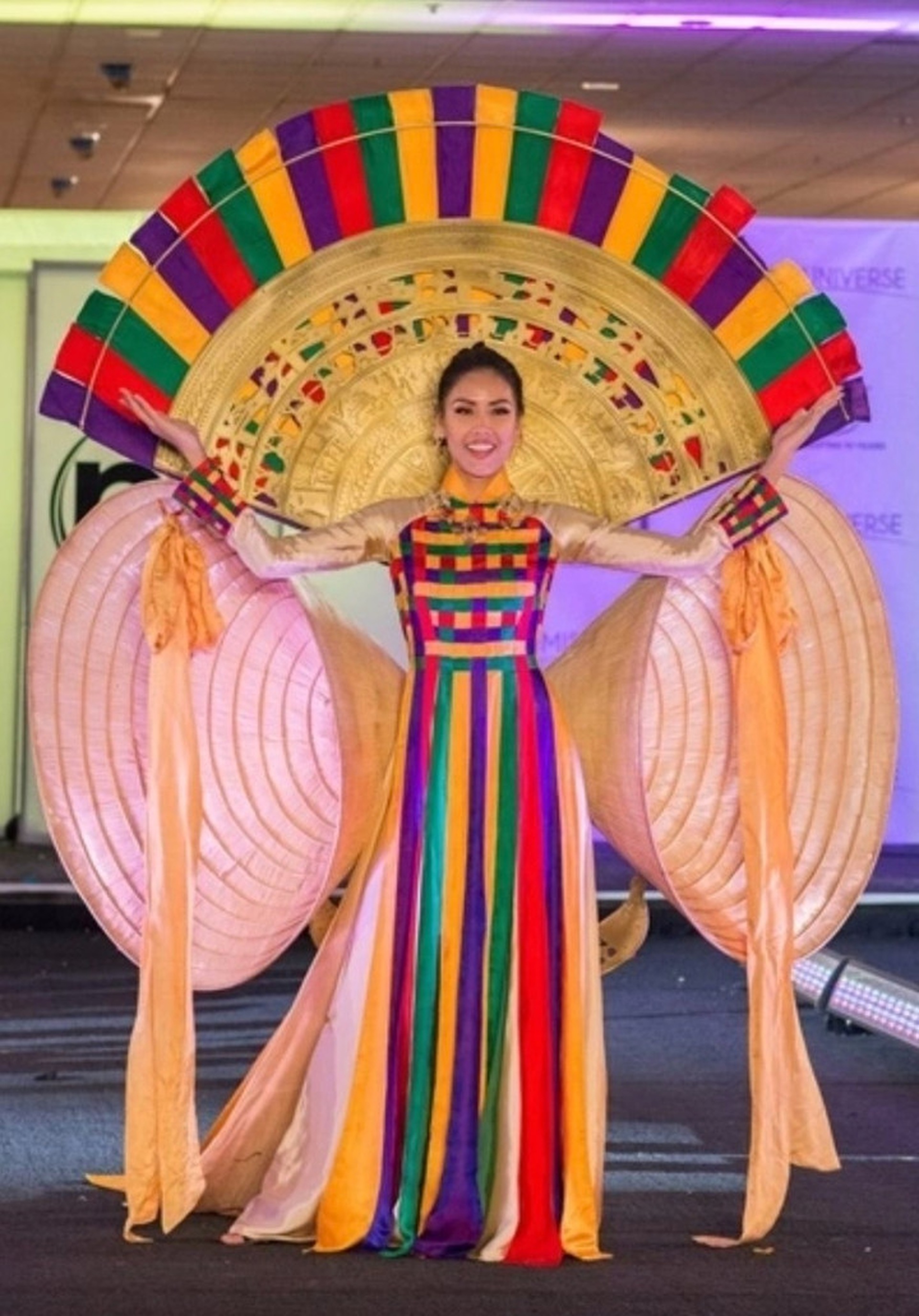 Các đại diện Việt Nam từng trình diễn quốc phục ấn tượng trước Hương Giang - 10