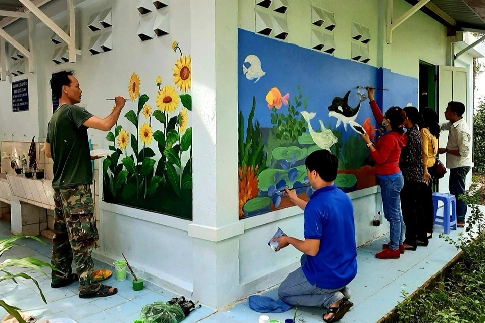 Khoác áo mới cho nhà vệ sinh trường tiểu học - 1