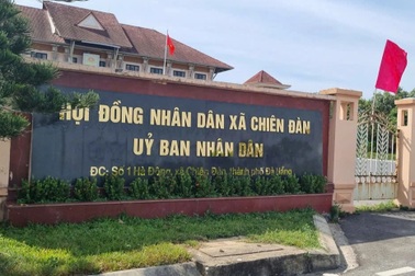 Vì sao cựu bí thư đảng ủy và chủ tịch xã bị khởi tố vẫn làm việc?