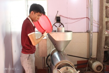 Chàng trai xóm Lẻ có biệt tài ép lạc ra dầu, thu trăm triệu đồng/năm