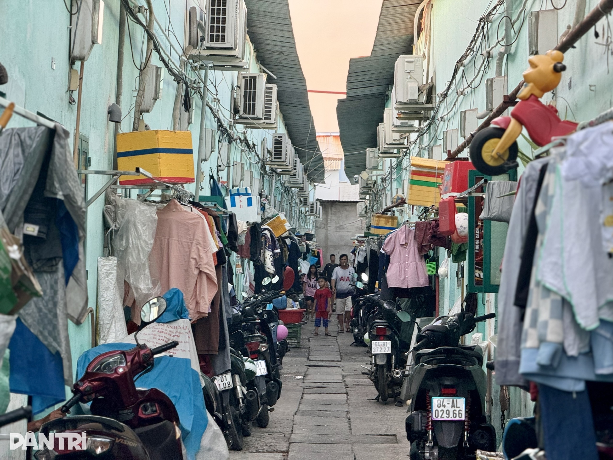 Vyčerpaní dělníci ve městě zvažují ústup - 4  Kiệt sức giữa thành phố, công nhân tính chuyện lui quân - 4