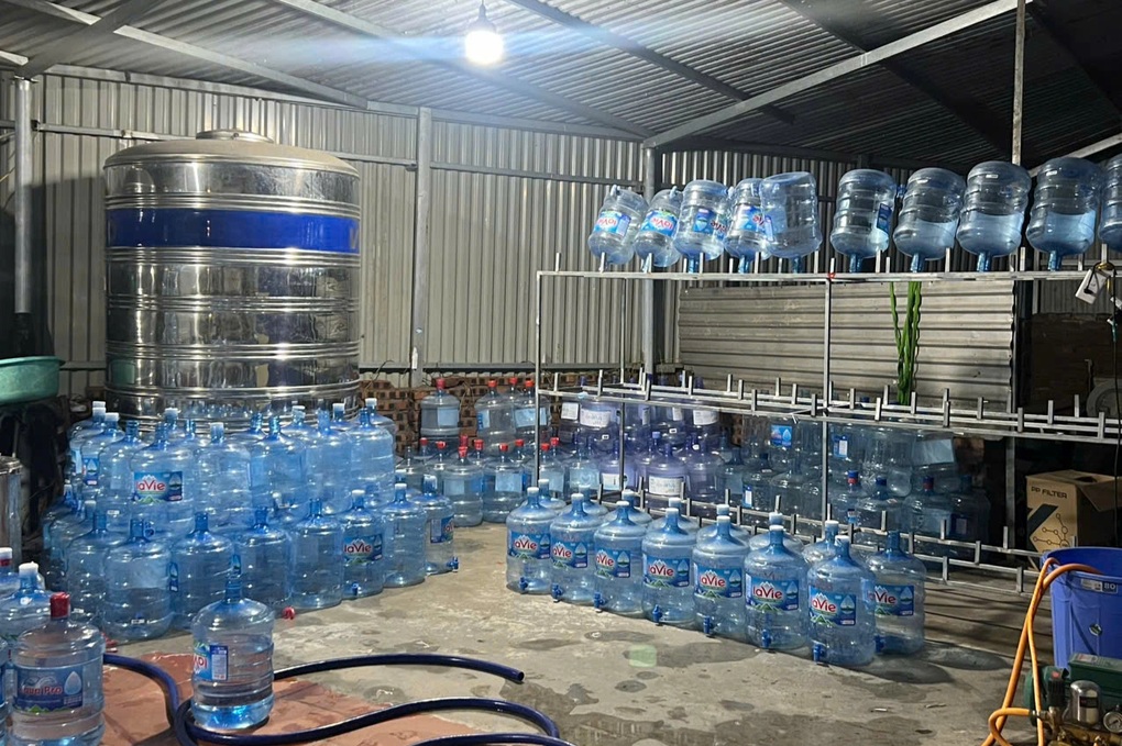 20.000 bình nước Lavie giả được trà trộn bán cho người dân Hà Nội - 1 20.000 bình nước Lavie giả được trà trộn bán cho người dân Hà Nội - 1