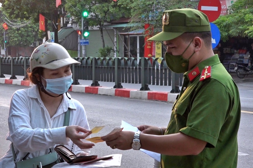Nghịch lý Hà Nội vùng xanh rụt rè, vùng vàng mạnh dạn nới lỏng? - 2 Nghịch lý Hà Nội vùng xanh rụt rè, vùng vàng mạnh dạn nới lỏng? - 2