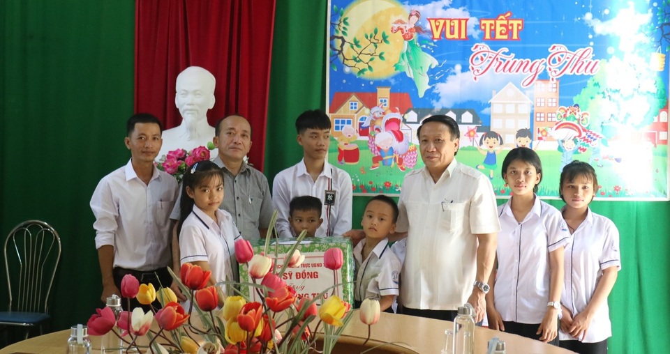 Lãnh đạo tỉnh Quảng Trị tặng quà Tết trung thu cho trẻ khuyết tật, mồ côi - 2 Lãnh đạo tỉnh Quảng Trị tặng quà Tết trung thu cho trẻ khuyết tật, mồ côi - 2