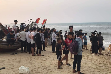 Hai nam sinh đuối nước trên biển, một người mất tích