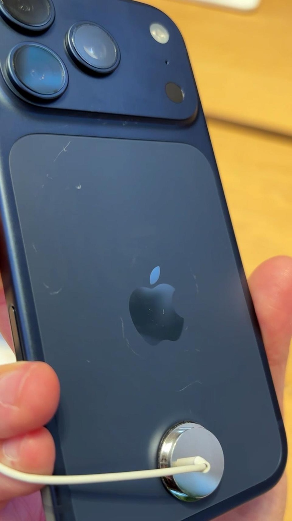 Người dùng phàn nàn lớp vỏ iPhone 17 Pro và iPhone Air dễ bị trầy xước - 2 Người dùng phàn nàn lớp vỏ iPhone 17 Pro và iPhone Air dễ bị trầy xước - 2