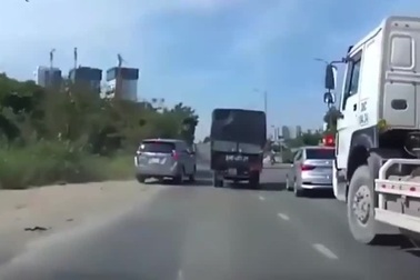 Chạy nhanh không giữ khoảng cách, xe trộn bê tông suýt gây tai nạn