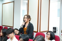 Cử nhân chọn chạy xe ôm 15 triệu đồng hay làm văn phòng lương 5 triệu đồng?