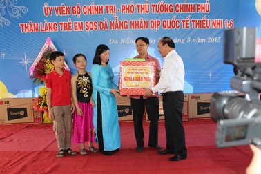 Phó Thủ tướng Nguyễn Xuân Phúc tặng quà trẻ em làng trẻ SOS Đà Nẵng