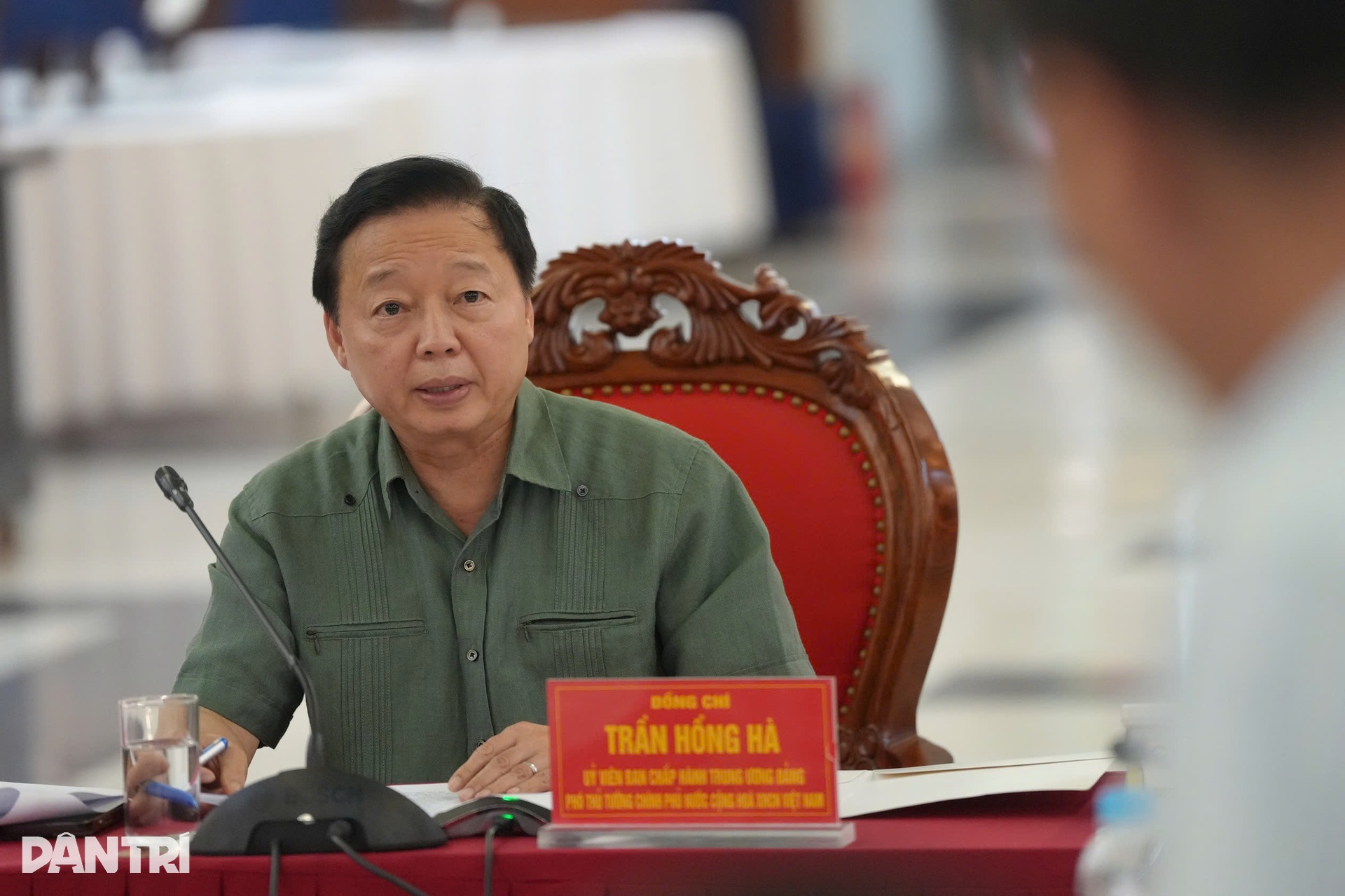 Bão Kajiki quần thảo: Khách sạn vỡ tung cửa kính, ô tô chết đứng giữa đường - 12 Bão Kajiki quần thảo: Khách sạn vỡ tung cửa kính, ô tô chết đứng giữa đường - 12