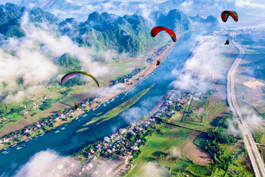 Hào hứng với sự kiện bay dù lượn ngắm Di sản Phong Nha - Kẻ Bàng