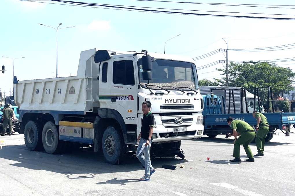 Đi mua sách cho cháu ngoại học hè, người phụ nữ bị xe ben cán ở Bình Dương - 1 Đi mua sách cho cháu ngoại học hè, người phụ nữ bị xe ben cán ở Bình Dương - 1