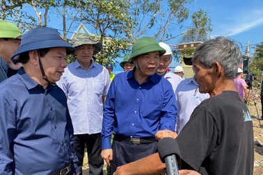 Không để người dân chịu cảnh “màn trời, chiếu đất” sau bão